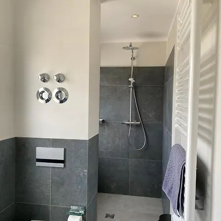 Besotel Mettmann- 20 2 Standorte 35 Schlafzimmer 29 Badezimmer 52 Betten Fuer 73 Gaeste Hotel apartamentowy 4*