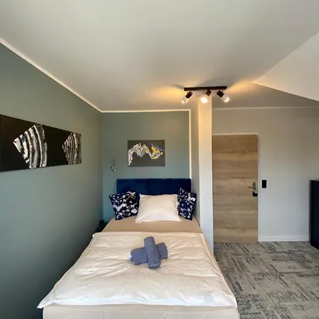 Aparthotel Besotel Mettmann-schicke Oder Naehe Golfplatz Gruiten Und Neandertal Mit Glasfaser Wlan Und Parkplatz-viele Schlafzimmer Mit Bad En 2*