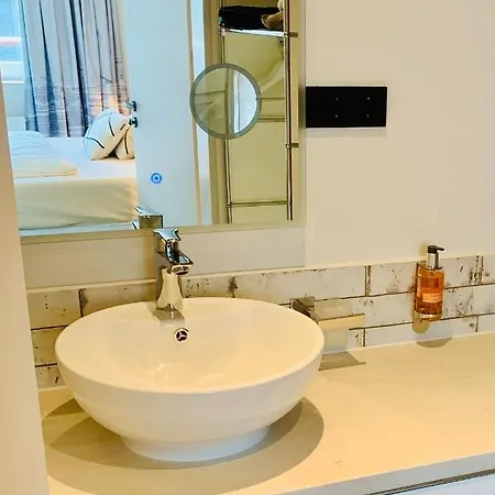 Besotel Mettmann- 20 2 Standorte 35 Schlafzimmer 29 Badezimmer 52 Betten Fuer 73 Gaeste 4*