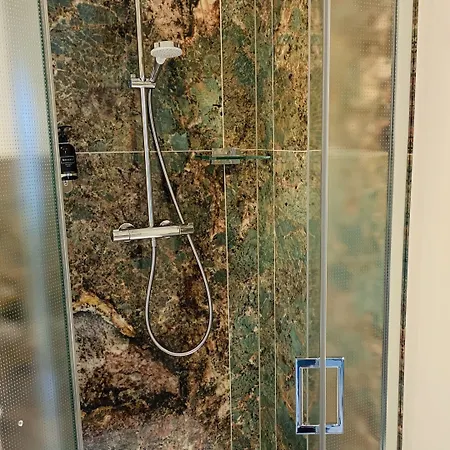 Besotel Mettmann-schicke Oder Nähe Golfplatz Gruiten Und Neandertal Mit Glasfaser Wlan Und Parkplatz-viele Schlafzimmer Mit Bad En Aparthotel Mettmann