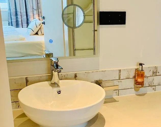 Besotel Mettmann- 20 2 Standorte 35 Schlafzimmer 29 Badezimmer 52 Betten Fuer 73 Gaeste 4*